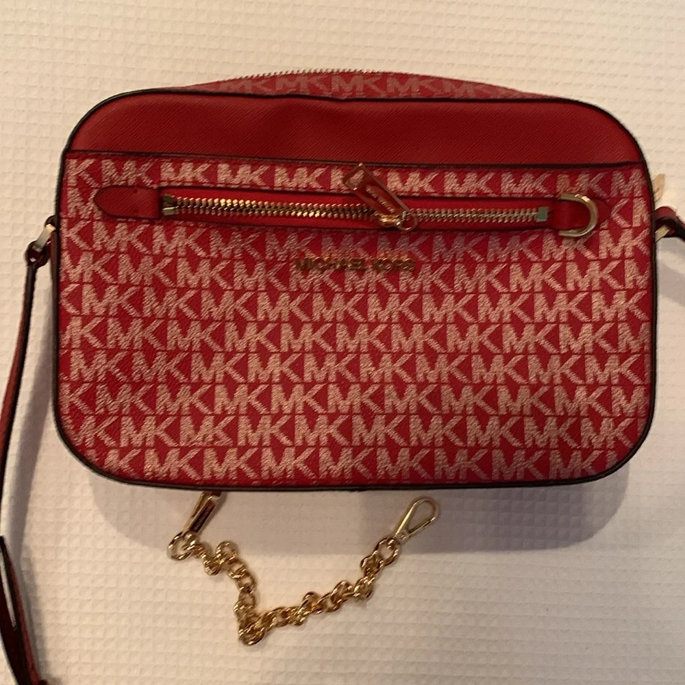 Michael Kors crossbody purse with removable chain lots of pockets
